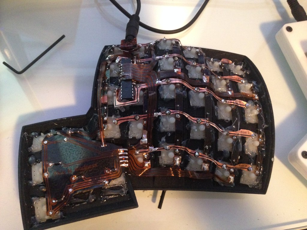 /Archives/dactyl-manuform-5-7/src/commit/37359ff48c99cf0dc5d3834ed6db5a75d624d0bf/guide/hotglue-left-hand.jpg